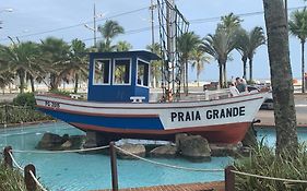 APARTAMENTO NA PRAIA GRANDE A 200 MÉTROS DA PRAIA, CONFORTÁVEL ESPAÇOSO WIFI 350 Mega TV Claro, ÓTIMA LOCALIZAÇÃO